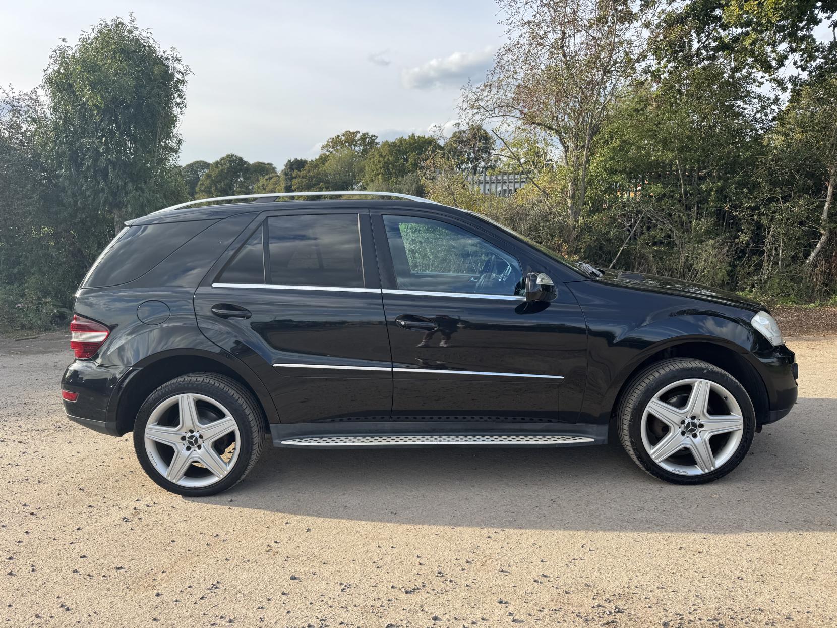 Mercedes-Benz M Class 3.0 ML320 CDI V6 Sport SUV 5dr Diesel Tiptronic 4WD Euro 4 (224 ps)