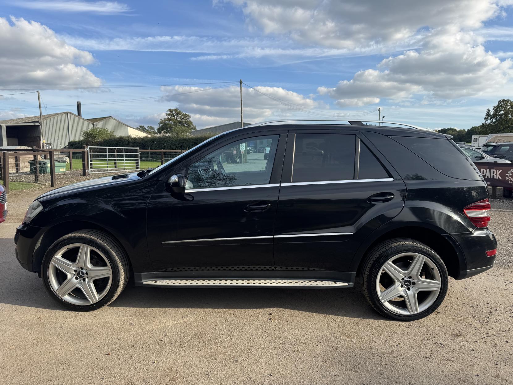 Mercedes-Benz M Class 3.0 ML320 CDI V6 Sport SUV 5dr Diesel Tiptronic 4WD Euro 4 (224 ps)