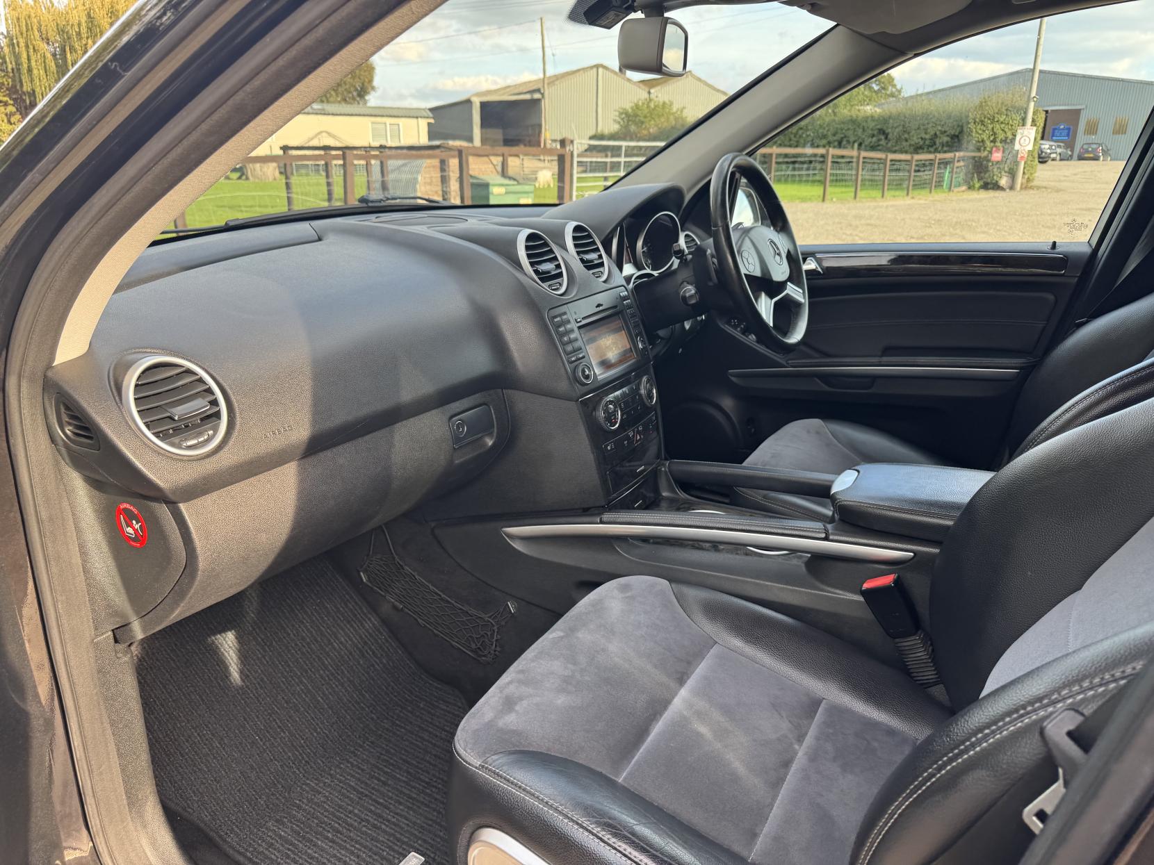 Mercedes-Benz M Class 3.0 ML320 CDI V6 Sport SUV 5dr Diesel Tiptronic 4WD Euro 4 (224 ps)