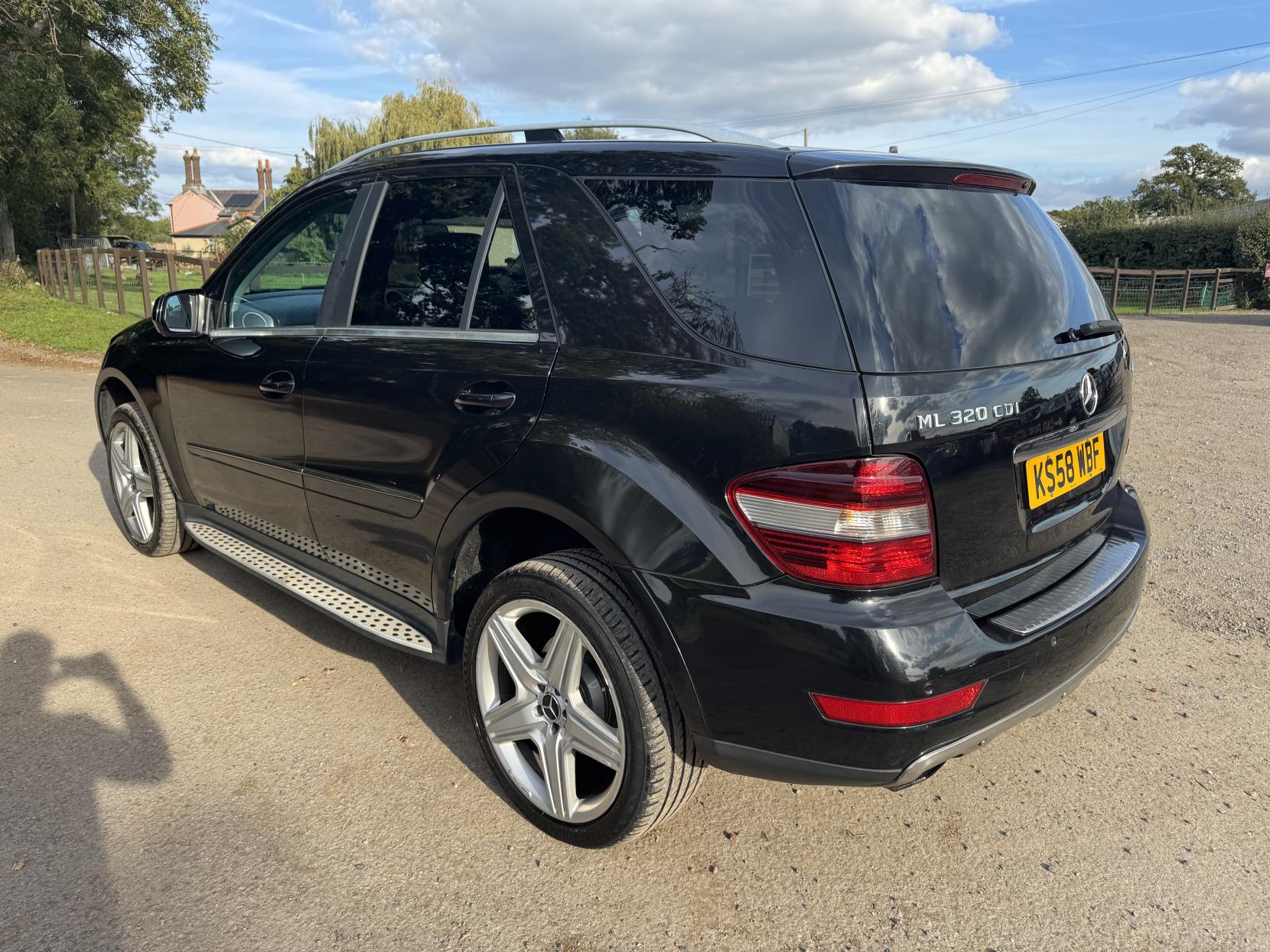 Mercedes-Benz M Class 3.0 ML320 CDI V6 Sport SUV 5dr Diesel Tiptronic 4WD Euro 4 (224 ps)