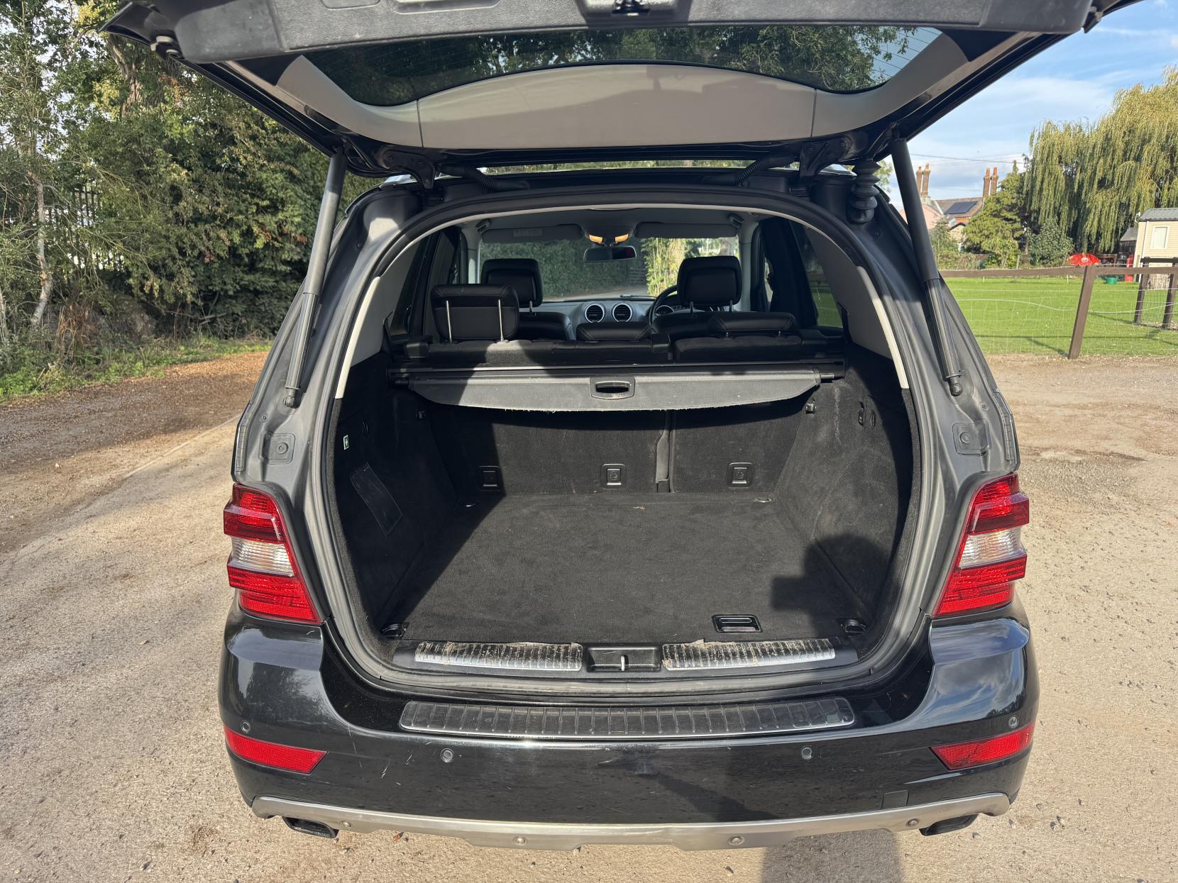 Mercedes-Benz M Class 3.0 ML320 CDI V6 Sport SUV 5dr Diesel Tiptronic 4WD Euro 4 (224 ps)