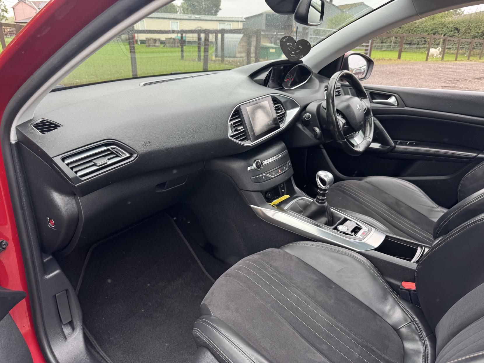 Peugeot 308 1.6 e-HDi Feline Hatchback 5dr Diesel Manual Euro 5 (s/s) (115 ps)