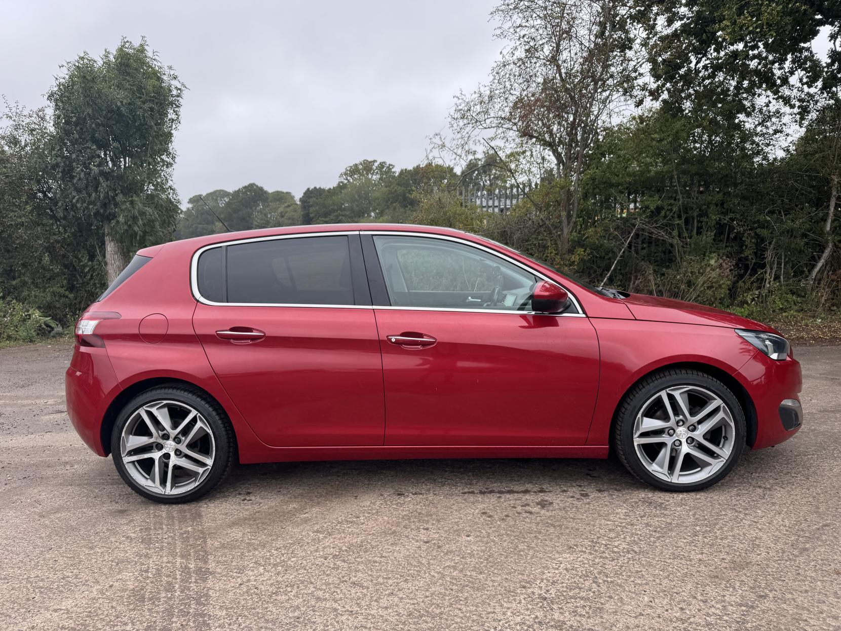 Peugeot 308 1.6 e-HDi Feline Hatchback 5dr Diesel Manual Euro 5 (s/s) (115 ps)
