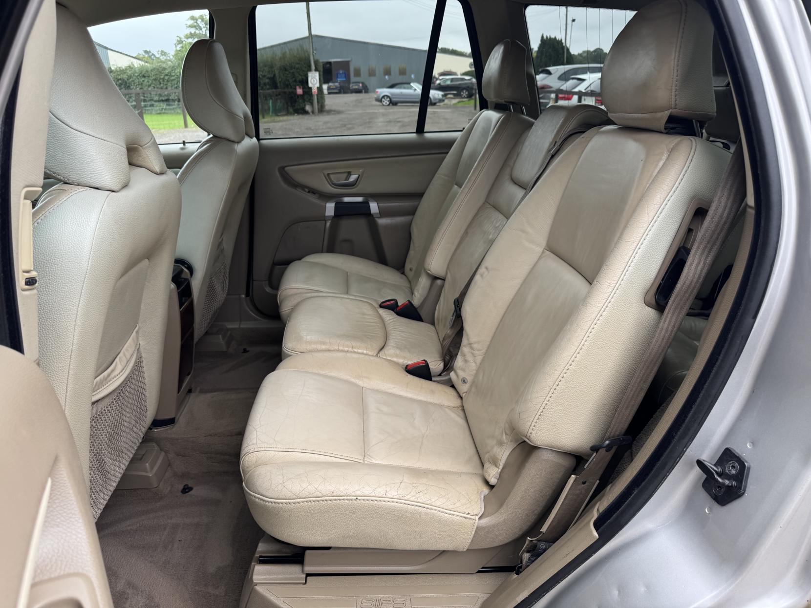 Volvo XC90 2.4 D5 SE SUV 5dr Diesel Geartronic AWD (239 g/km, 182 bhp)