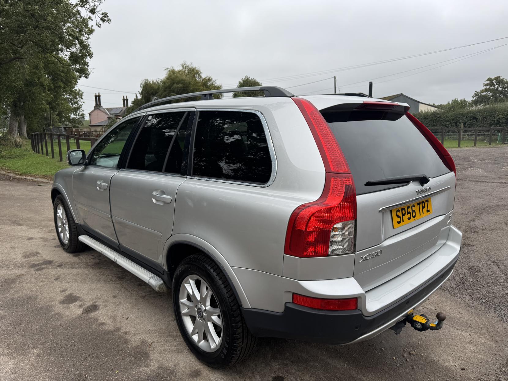 Volvo XC90 2.4 D5 SE SUV 5dr Diesel Geartronic AWD (239 g/km, 182 bhp)