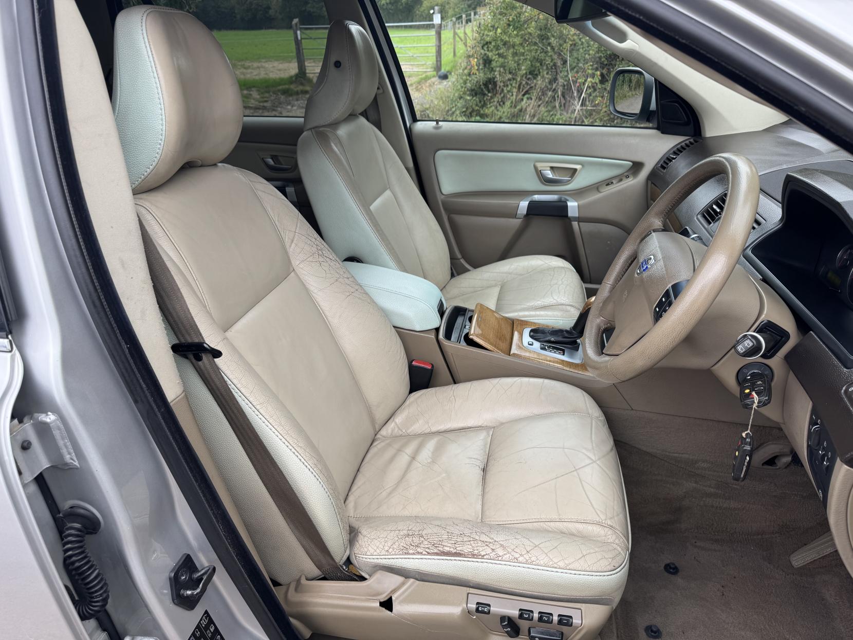 Volvo XC90 2.4 D5 SE SUV 5dr Diesel Geartronic AWD (239 g/km, 182 bhp)