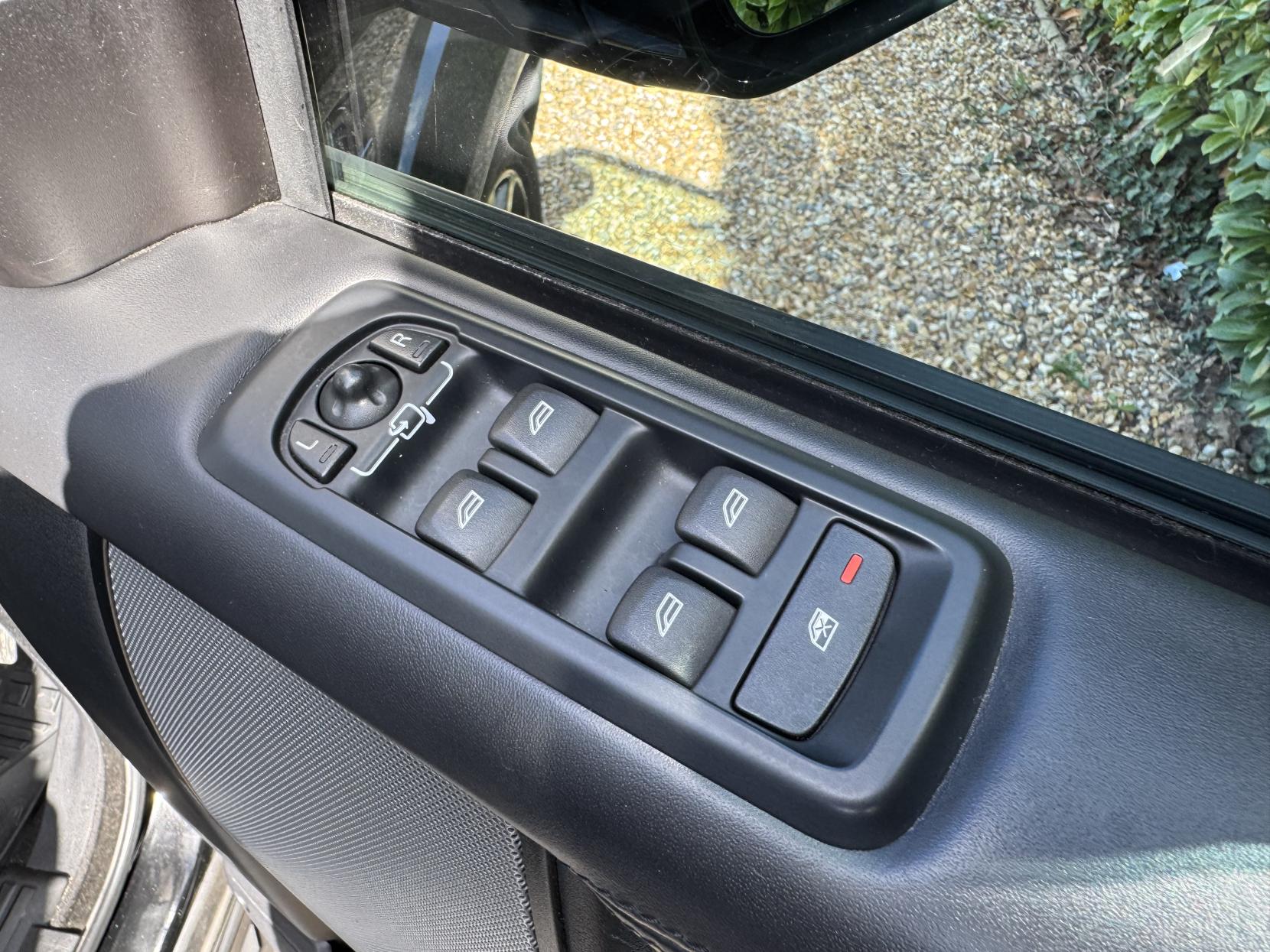 Land Rover Discovery 4 3.0 SD V6 Landmark SUV 5dr Diesel Auto 4WD Euro 6 (s/s) (256 bhp)