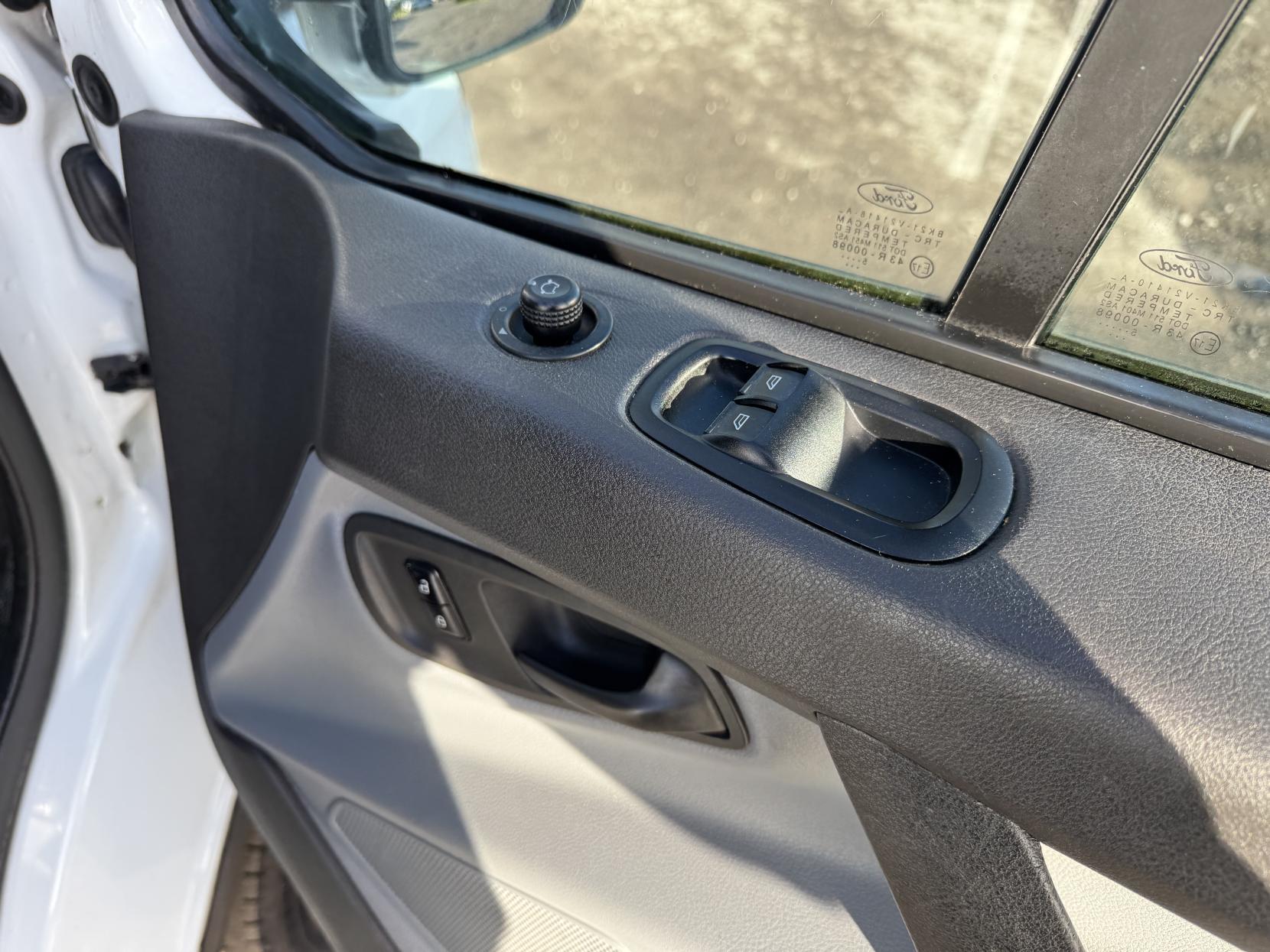 Ford Transit Custom 2.2 TDCi 290 Panel Van 5dr Diesel Manual L2 H1 (186 g/km, 123 bhp)