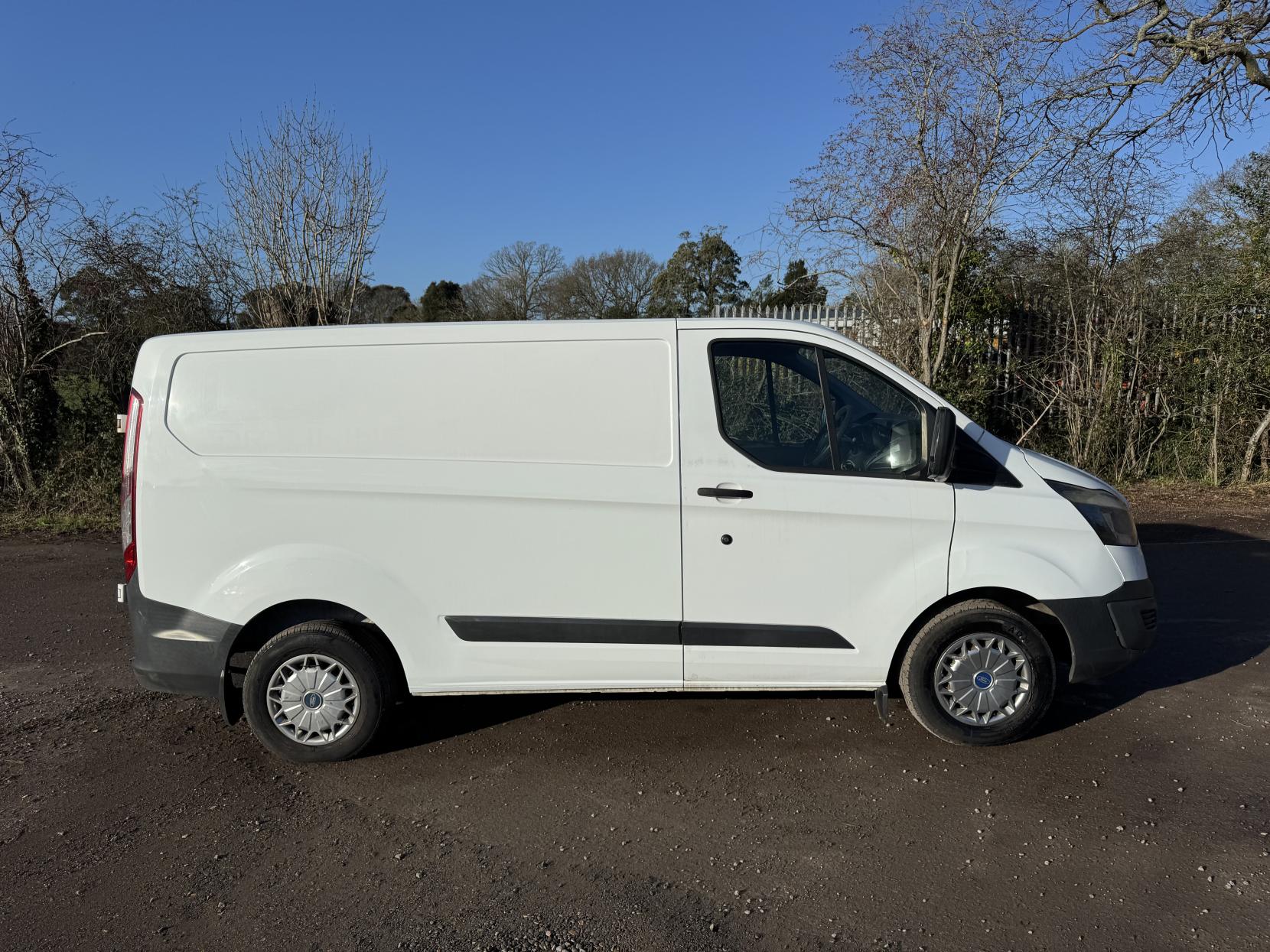 Ford Transit Custom 2.2 TDCi 290 Panel Van 5dr Diesel Manual L2 H1 (186 g/km, 123 bhp)