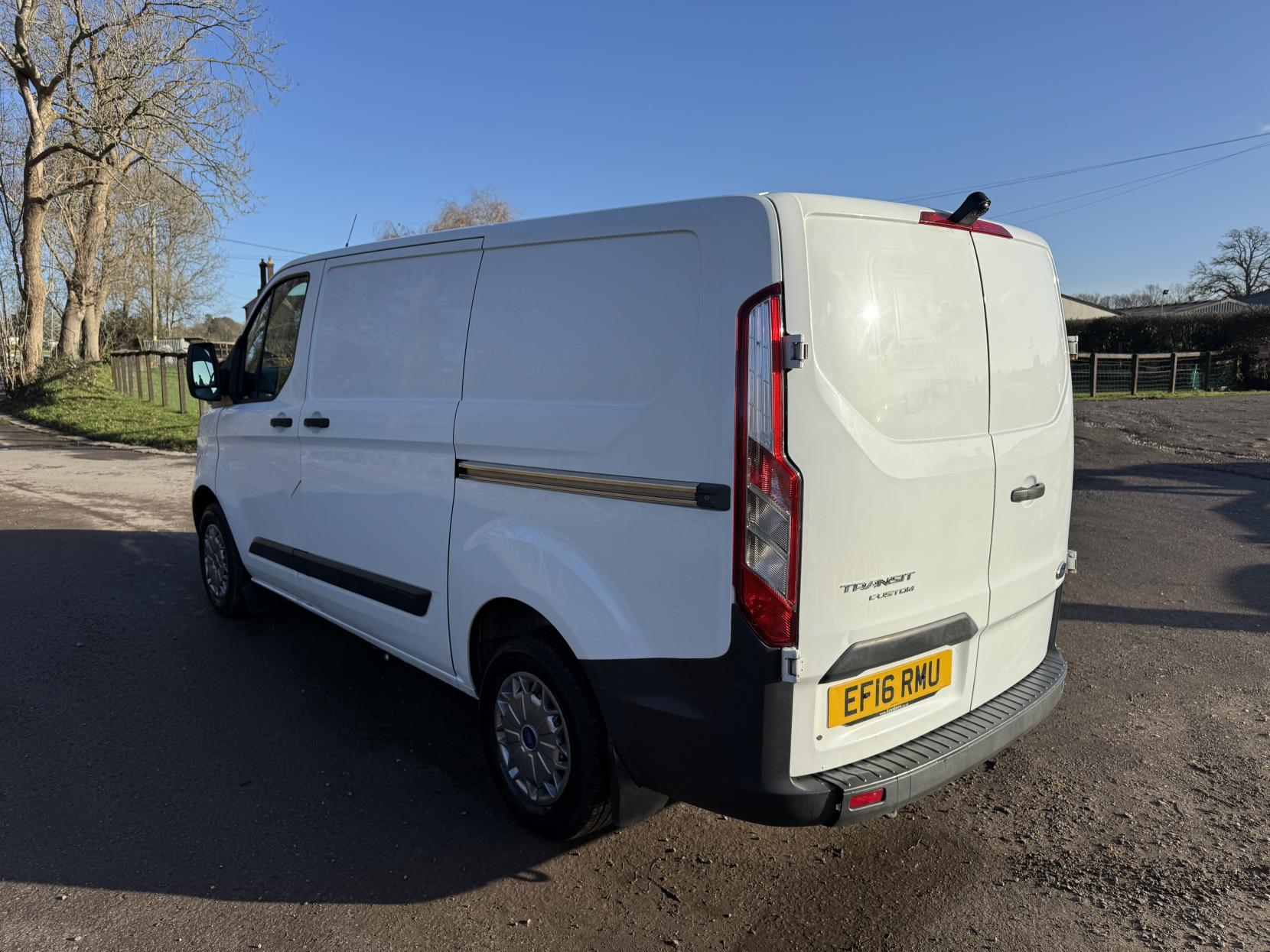 Ford Transit Custom 2.2 TDCi 290 Panel Van 5dr Diesel Manual L2 H1 (186 g/km, 123 bhp)