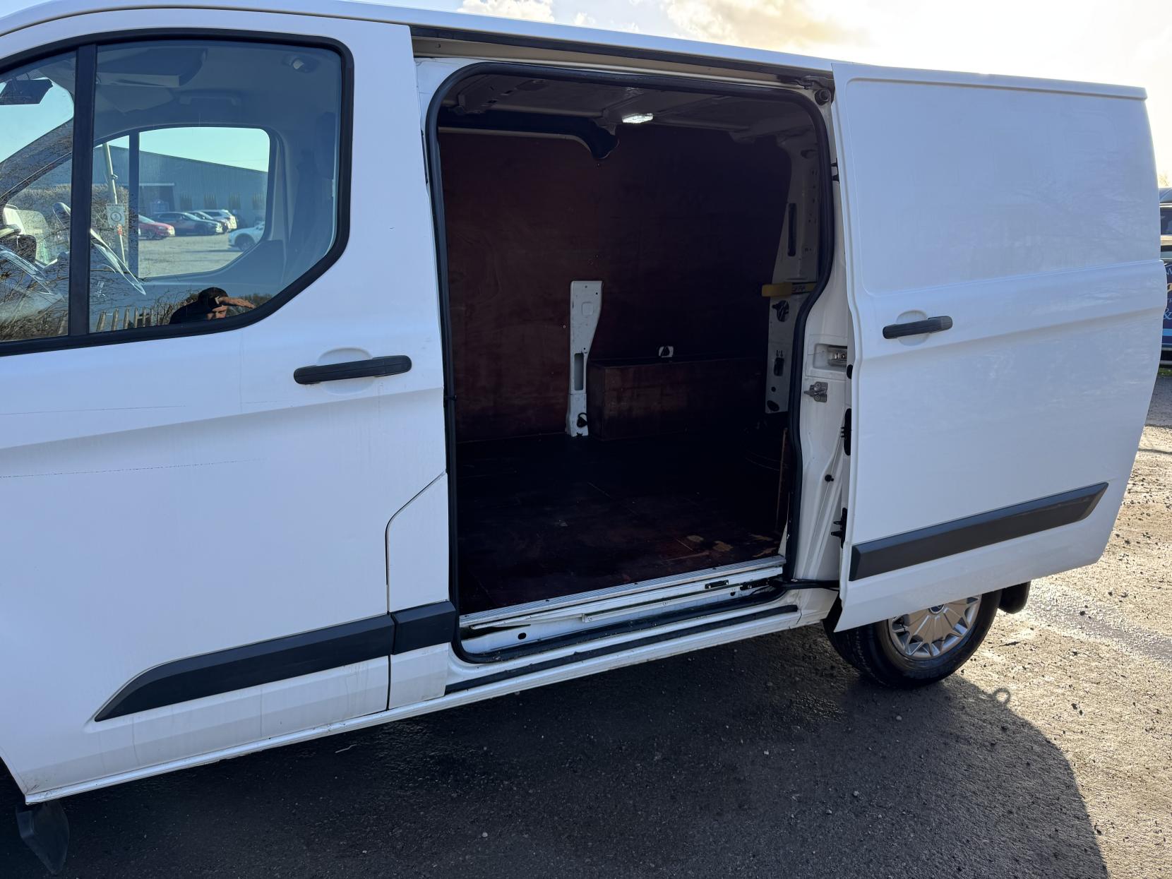 Ford Transit Custom 2.2 TDCi 290 Panel Van 5dr Diesel Manual L2 H1 (186 g/km, 123 bhp)