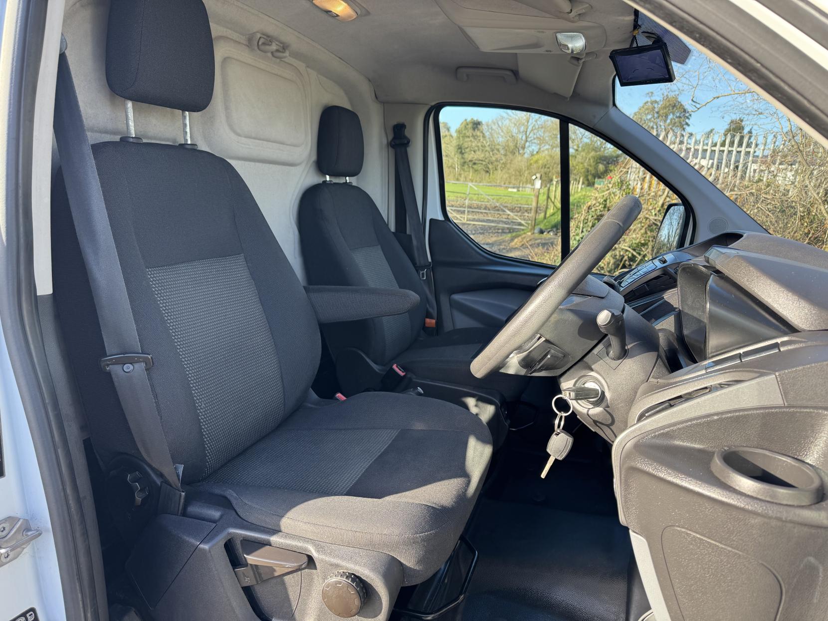 Ford Transit Custom 2.2 TDCi 290 Panel Van 5dr Diesel Manual L2 H1 (186 g/km, 123 bhp)