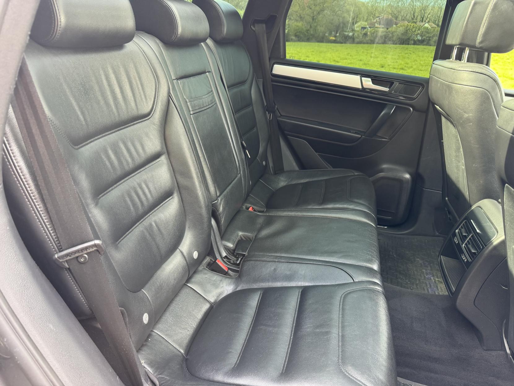 Volkswagen Touareg 3.0 TDI V6 BlueMotion Tech Altitude SUV 5dr Diesel Tiptronic 4WD Euro 5 (s/s) (245 ps)