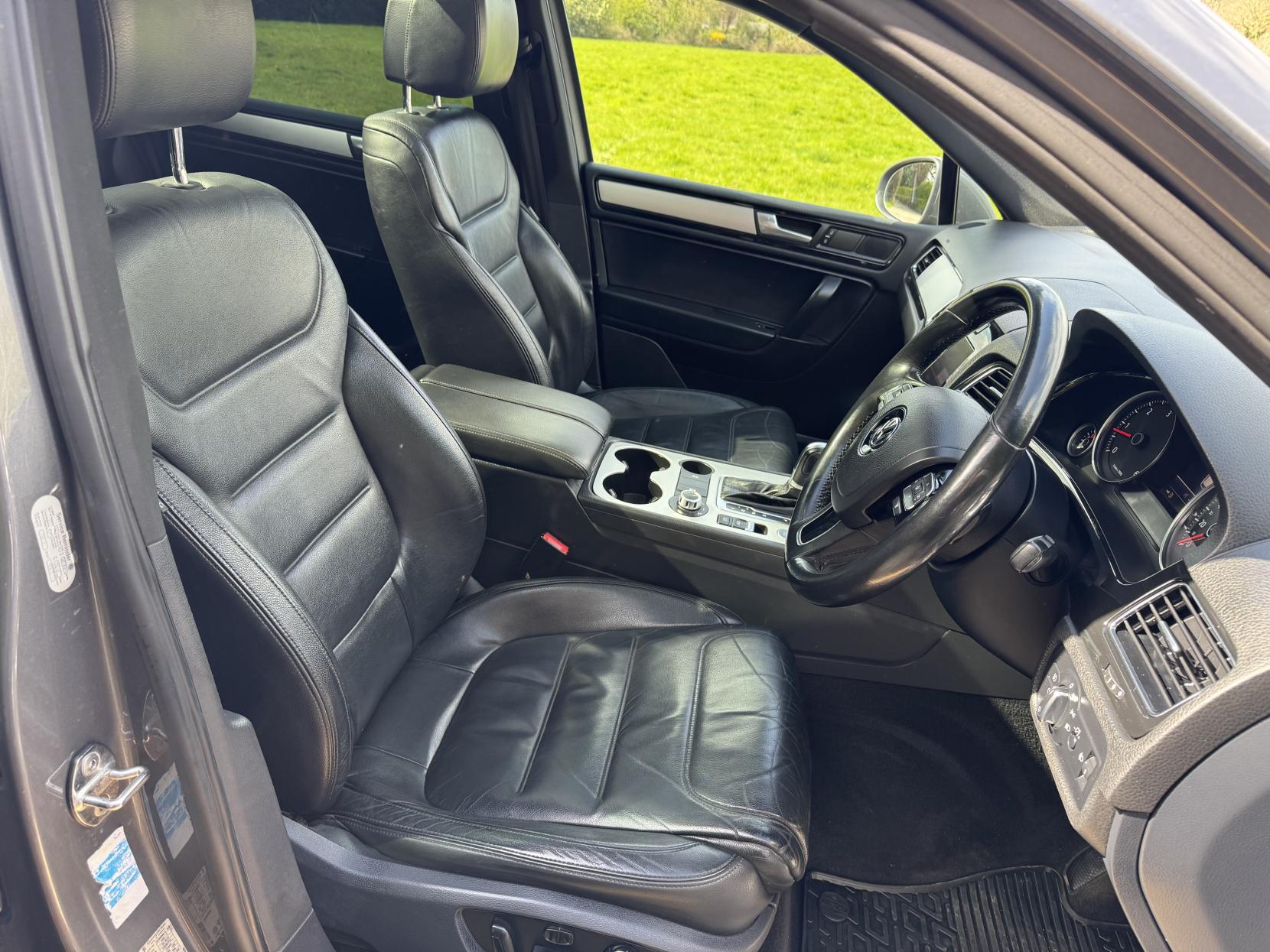 Volkswagen Touareg 3.0 TDI V6 BlueMotion Tech Altitude SUV 5dr Diesel Tiptronic 4WD Euro 5 (s/s) (245 ps)