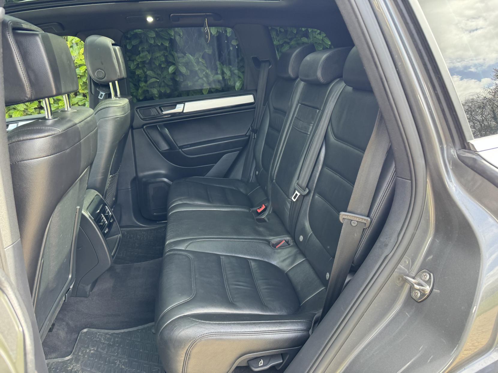 Volkswagen Touareg 3.0 TDI V6 BlueMotion Tech Altitude SUV 5dr Diesel Tiptronic 4WD Euro 5 (s/s) (245 ps)