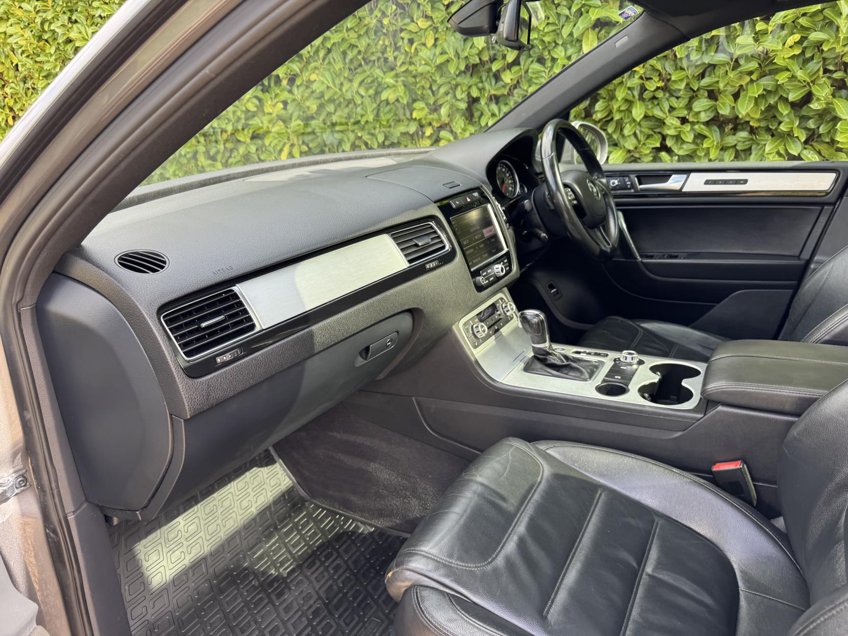 Volkswagen Touareg 3.0 TDI V6 BlueMotion Tech Altitude SUV 5dr Diesel Tiptronic 4WD Euro 5 (s/s) (245 ps)