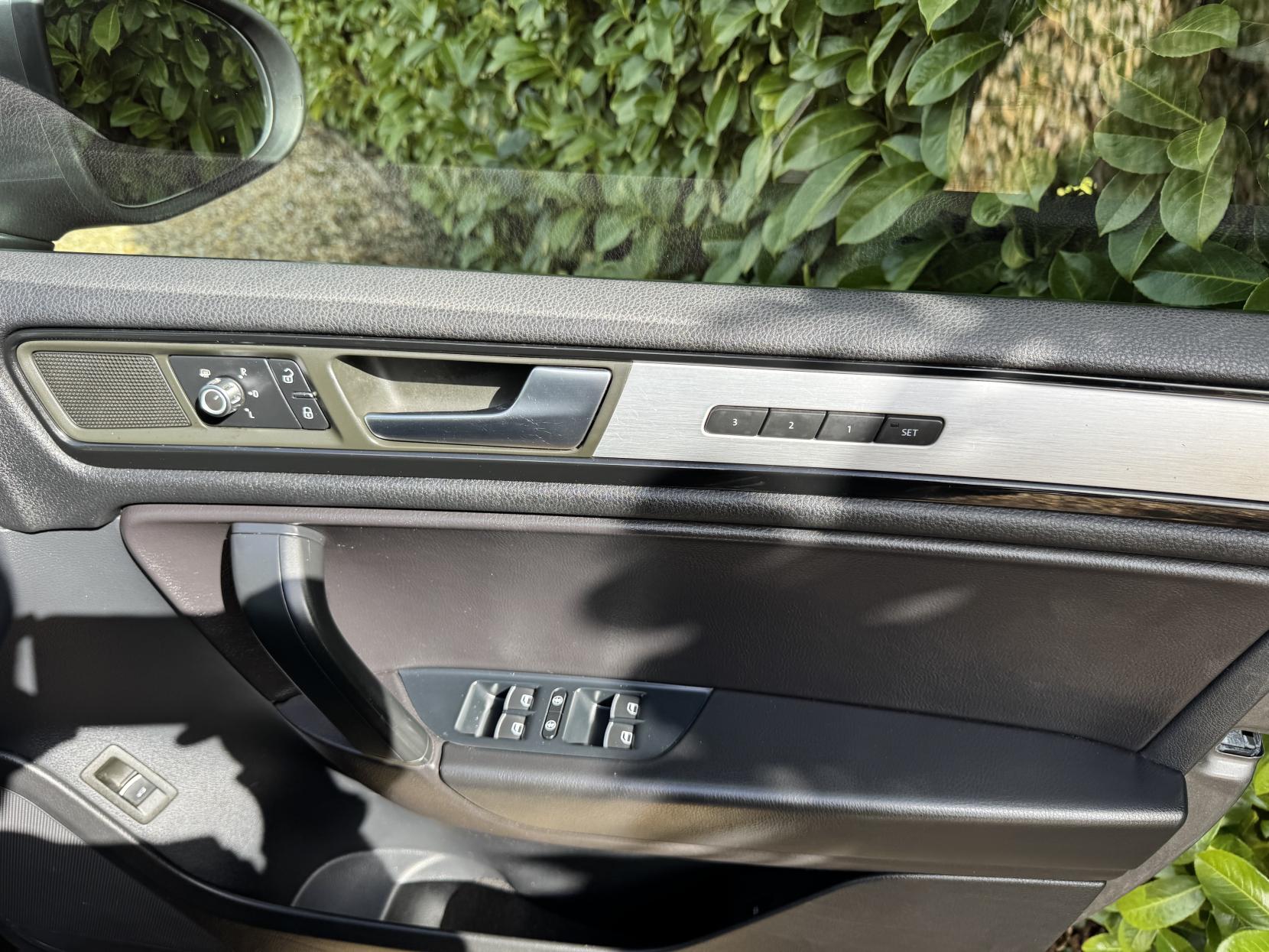 Volkswagen Touareg 3.0 TDI V6 BlueMotion Tech Altitude SUV 5dr Diesel Tiptronic 4WD Euro 5 (s/s) (245 ps)